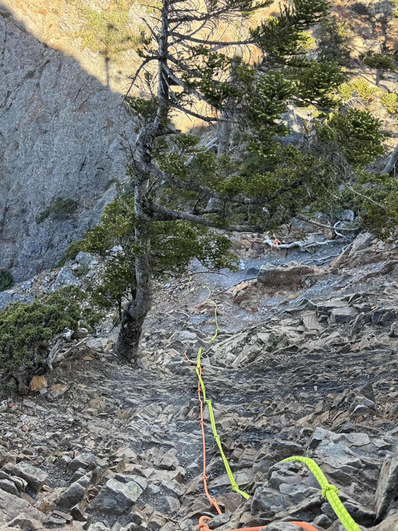 品田山途中的 V 型斷崖路段