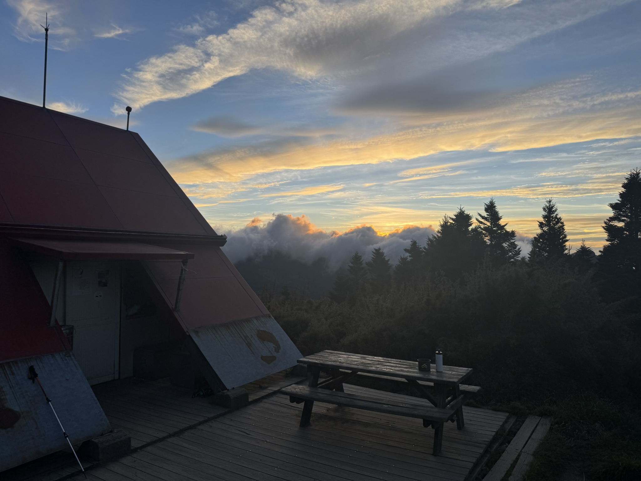 日落前的桃山山屋